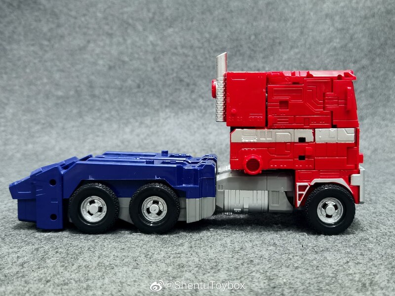 Iron Commander Oversized Earthrise Optimus Prime  (9 of 9)